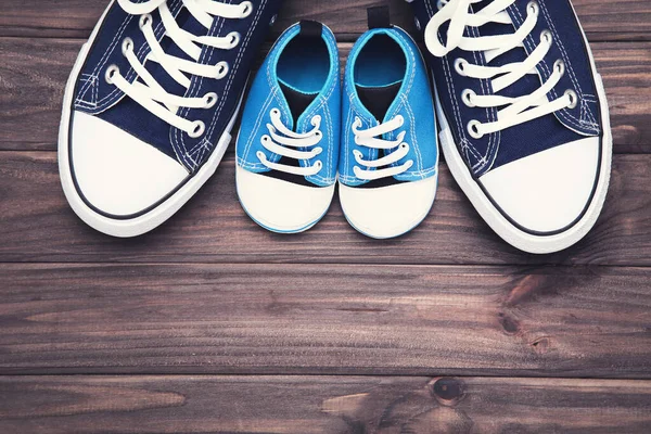 Concepto Del Padre Day Zapatos Papá Hijo Sobre Mesa Madera — Foto de Stock