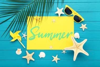 Güneş gözlüklü, deniz kabuklu ve mavi arka planda palmiye yaprağı olan Söz Yazı