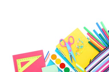 Farklı okul malzemeleri beyaz arka planda izole edilmiş.