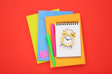 Kırmızı arka planda okul malzemeleri