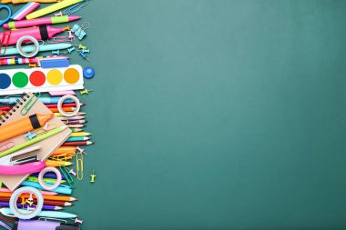 Tahta üzerine farklı okul malzemeleri.