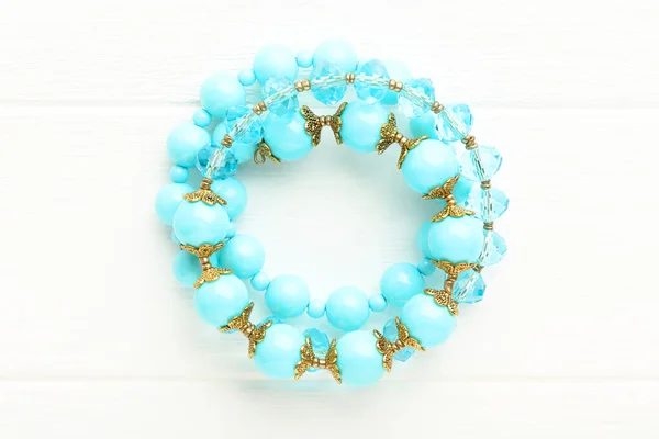 Beaux Bracelets Bleus Sur Fond Blanc Bois — Photo