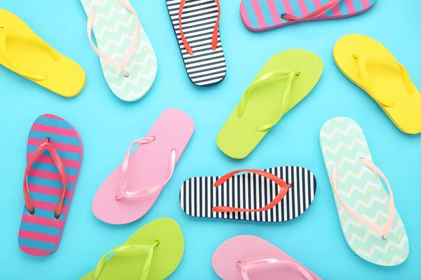 Bunte Flip Flops Auf Blauem Hintergrund — Stockfoto