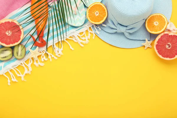 Roupas Moda Com Frutas Frescas Folhas Palma Fundo Amarelo — Fotografia de Stock