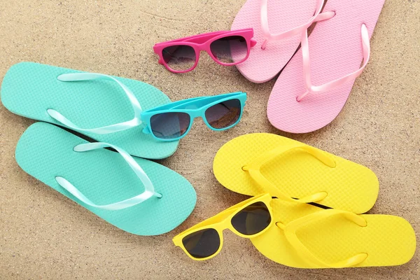 Óculos Sol Coloridos Chinelos Areia Praia — Fotografia de Stock