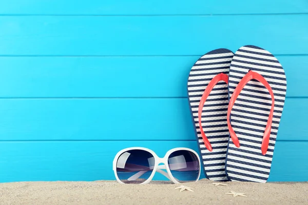 Chanclas Rayas Con Gafas Sol Estrellas Mar Sobre Fondo Azul —  Fotos de Stock