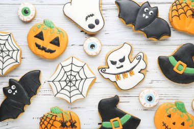 Cadılar Bayramı gingerbread çerezleri Beyaz ahşap tablo