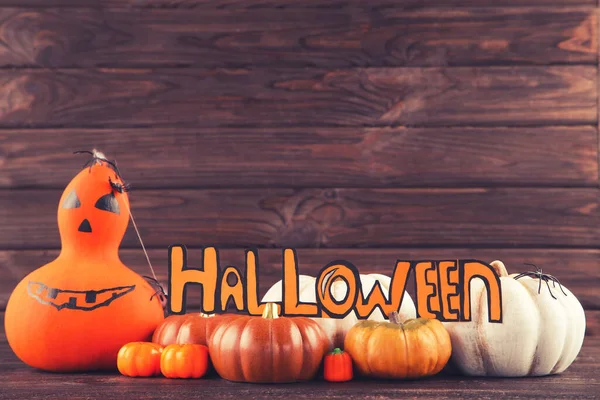 Tekst Halloween Met Pompoenen Bruine Houten Achtergrond — Stockfoto