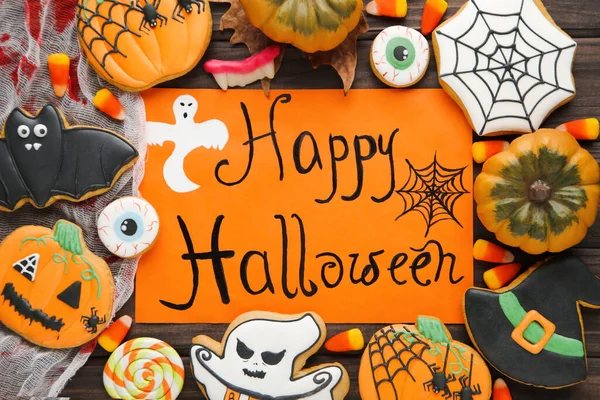 Tekst Happy Halloween Met Peperkoek Koekjes Snoepjes Houten Tafel — Stockfoto