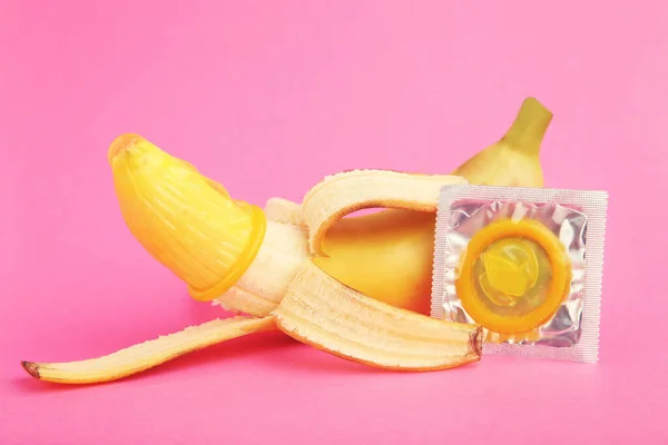 Banana Con Preservativo Sfondo Rosa — Foto Stock