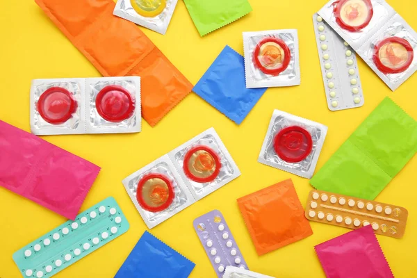Preservativi Con Contraccettivo Blister Fondo Giallo — Foto Stock
