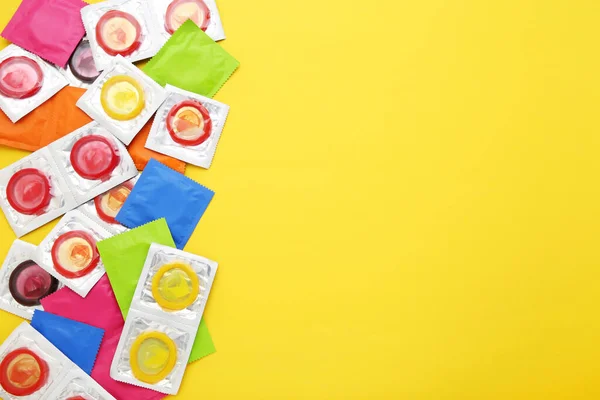 Preservativi Colorati Sfondo Giallo — Foto Stock