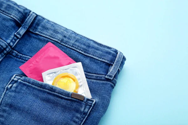 Preservativi Tasca Jeans Sfondo Blu — Foto Stock