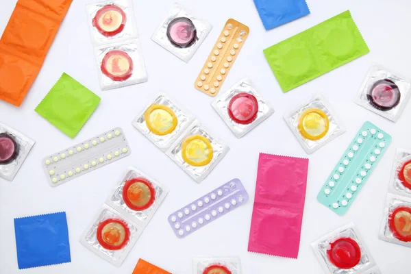 Preservativi Con Contraccettivo Blister Fondo Bianco — Foto Stock
