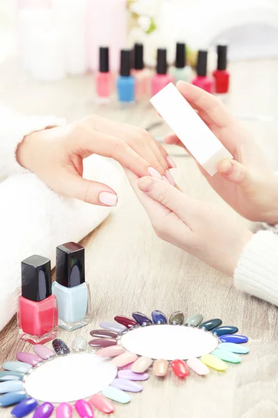 Manicura Haciendo Manicura Para Cliente Por Lima Uñas — Foto de Stock