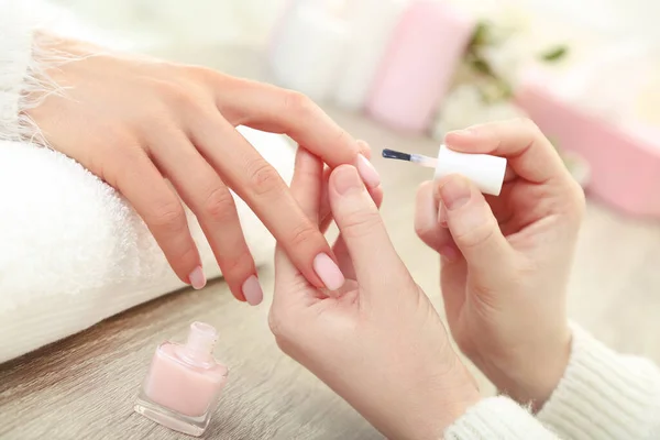 Manicura Haciendo Manicura Para Cliente Salón — Foto de Stock