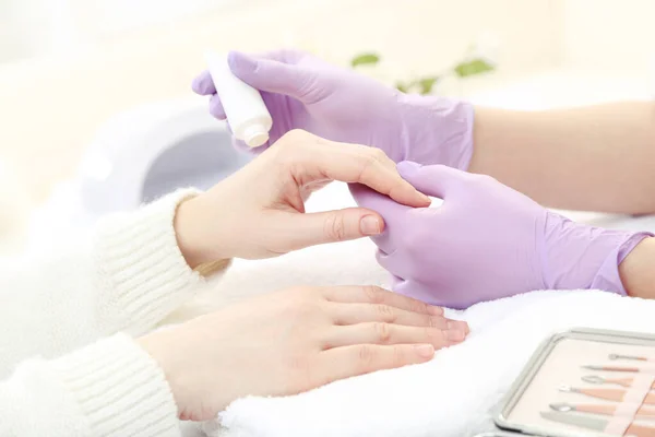 Manicura Guantes Haciendo Manicura Para Cliente Salón — Foto de Stock