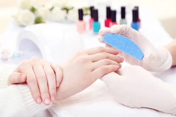 Manicura Guantes Haciendo Manicura Para Cliente Por Lima Uñas — Foto de Stock