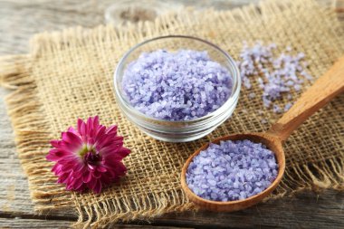 Deniz tuzu beyaz kase ve tahta kaşık