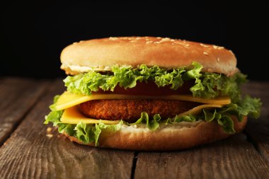 Ahşap arka plan üzerinde büyük burger