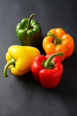 Su damlaları ile taze biber