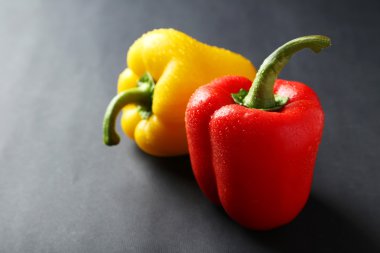 Su damlaları ile taze biber