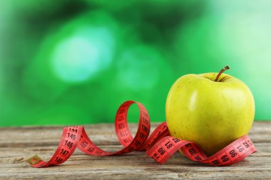 ölçme bant ile yeşil elma
