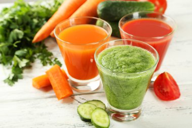 Taze domates, havuç ve salatalık suyu