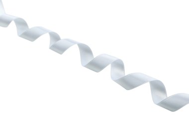 Beyaz arkaplanda beyaz kurdele