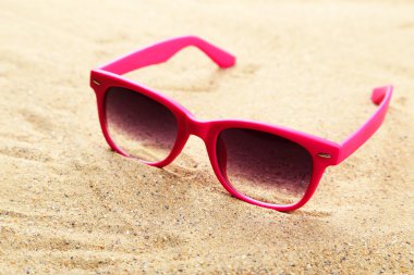 Sahilde güneş gözlüğü