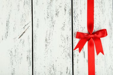 kırmızı kurdeleli.