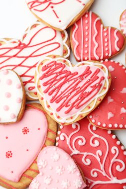 Pembe kağıt üzerinde kalp kurabiye