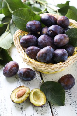 sepet içinde taze Erik