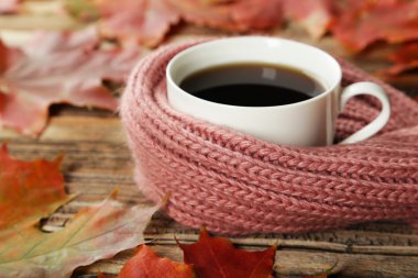 Kahve sıcak eşarp ile