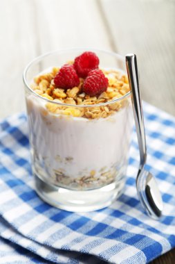 Yoğurt ve ahududu ile müsli