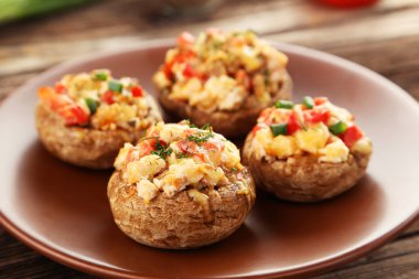 Plaka üzerinde mantar dolması