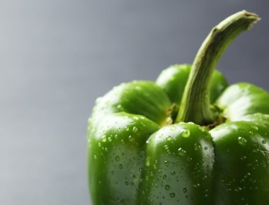 Su damlaları ile yeşil biber