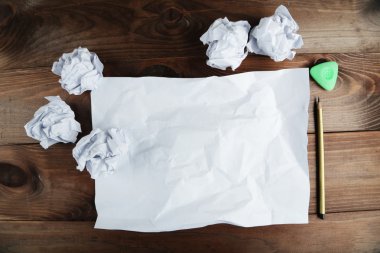 Bir levha ile kağıtları kadar buruşuk