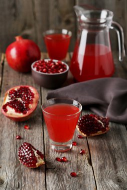 Nar suyu içinde gözlük