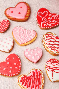 Pembe kağıt üzerinde kalp kurabiye