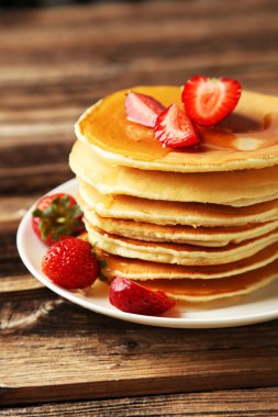 Çilekli leziz krepler.