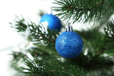 Mavi baubles Noel ağacı üzerinde