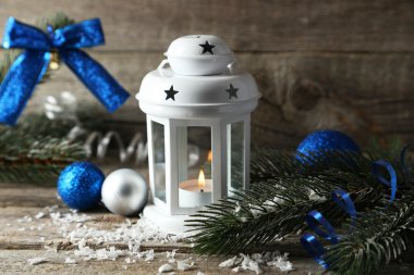 Noel topları ile şamdan