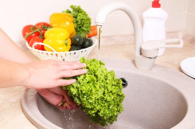 sebze yıkama mutfakta