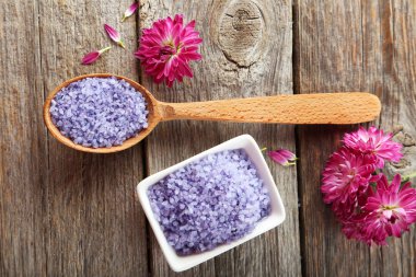 Deniz tuzu beyaz kase ve tahta kaşık