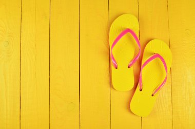 Sarı flip flop