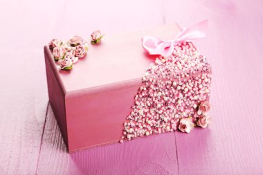 Üzerinde mor pembe tabut