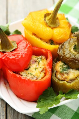 Kırmızı ve sarı biber dolması