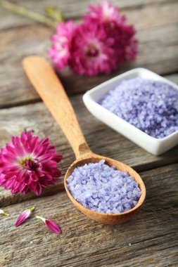 Deniz tuzu beyaz kase ve tahta kaşık