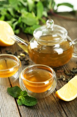 Çaydanlık ve bardak yeşil çay